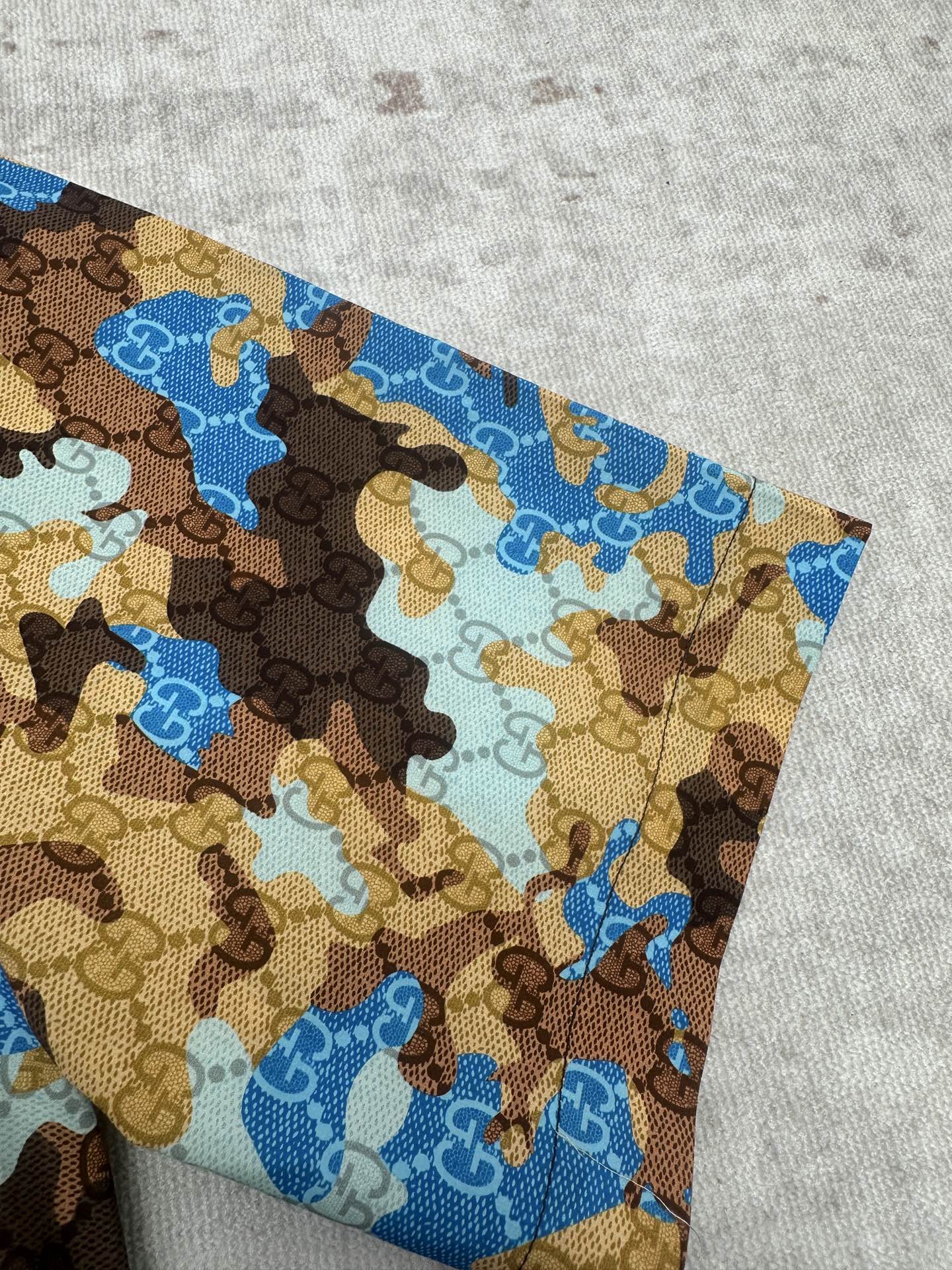 Short-sleeve shirt sleeve with blue and tan bear print pattern