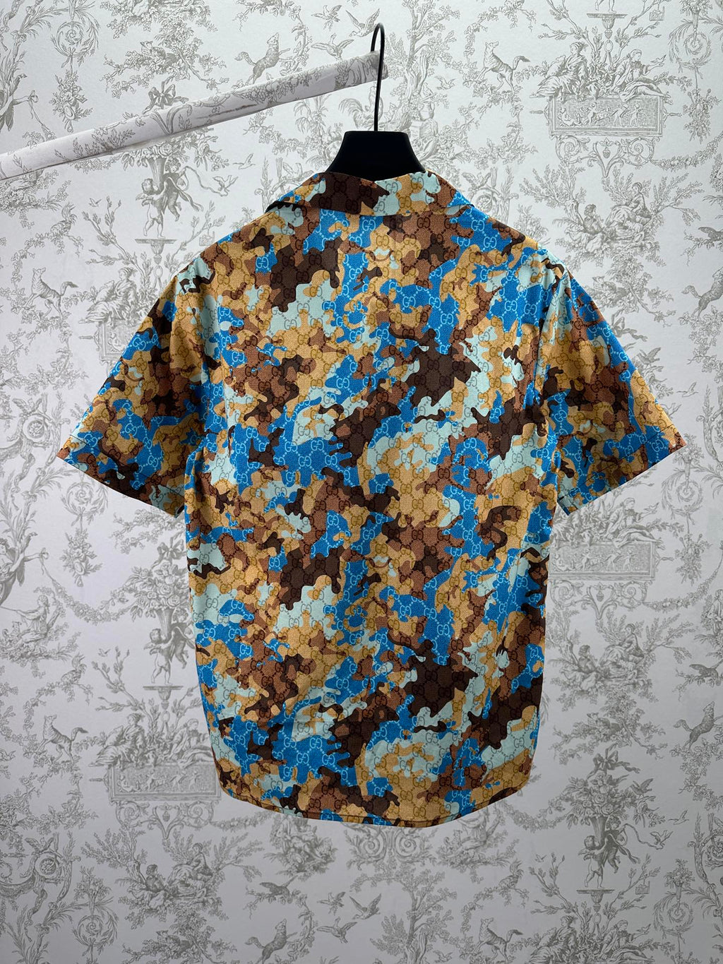 Short-sleeve button-up shirt, back view, blue and tan bear print