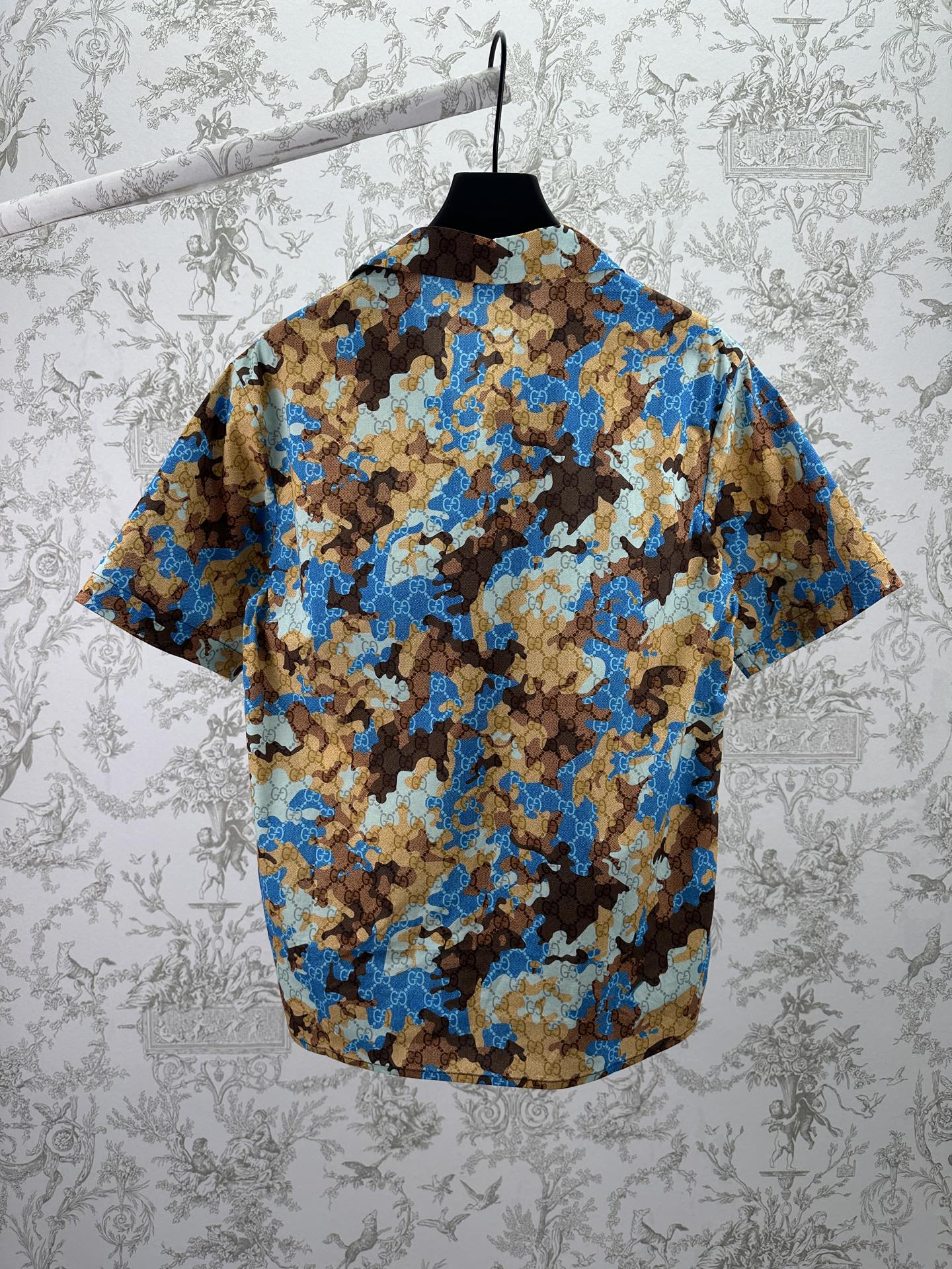 Short-sleeve button-up shirt, back view, blue and tan bear print
