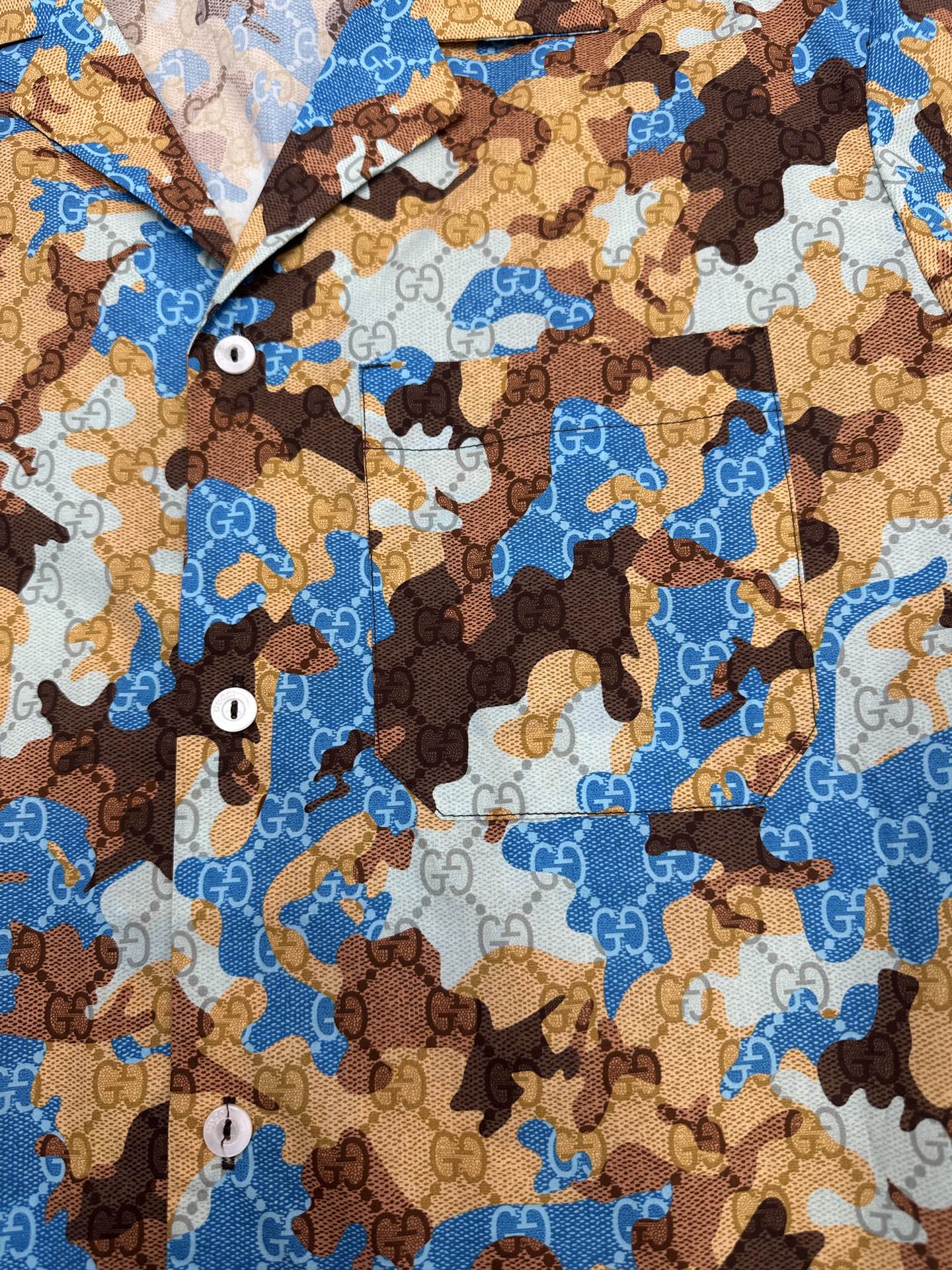 Short-sleeve button-up shirt with blue and brown bear print and button placket