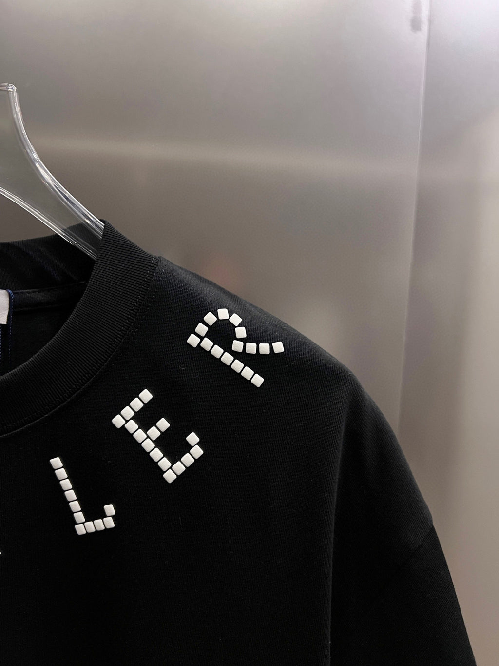 Moncler short-sleeve T-shirt shoulder, black sleeve with white beaded L detail