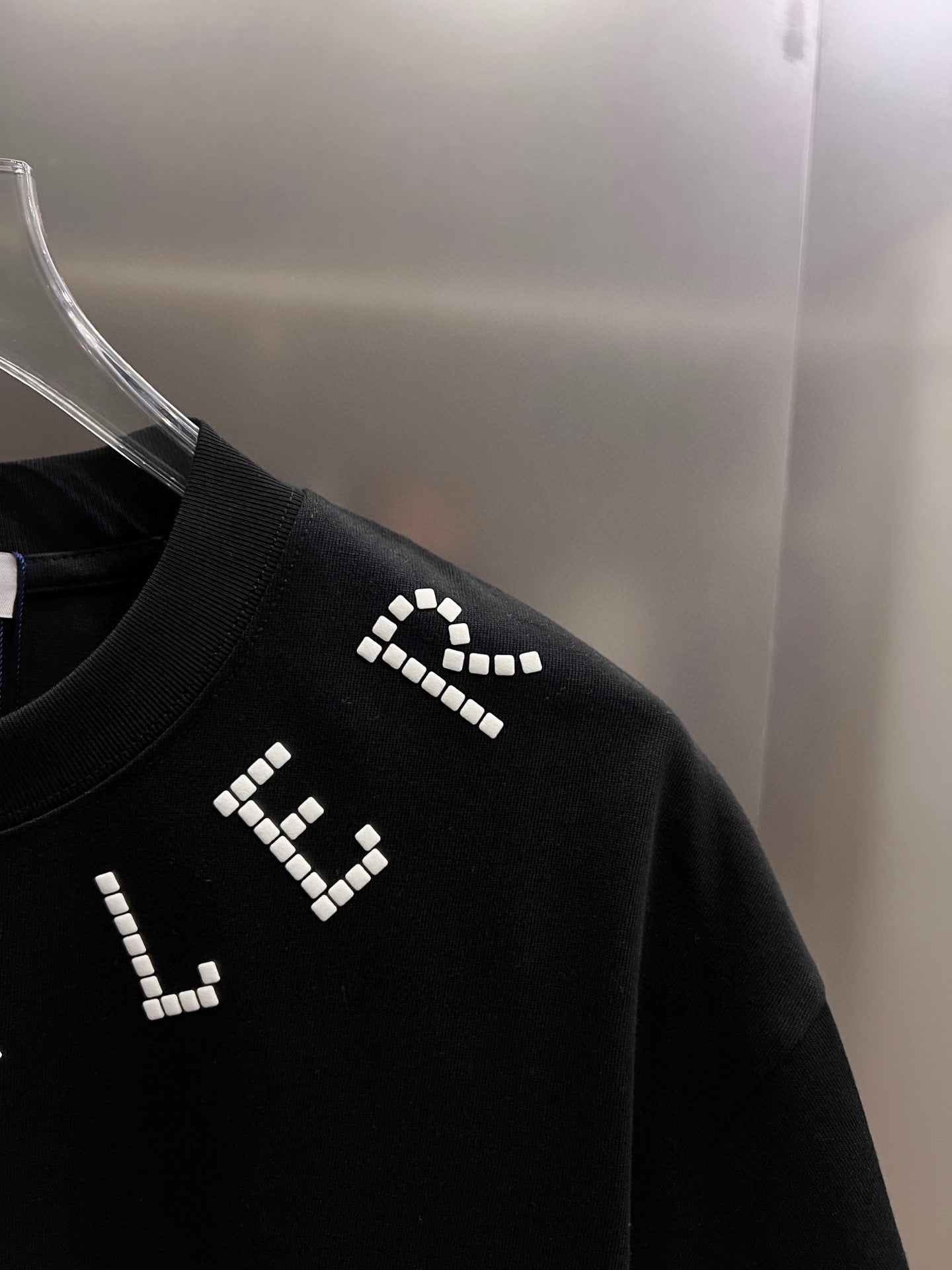 Moncler short-sleeve T-shirt shoulder, black sleeve with white beaded L detail