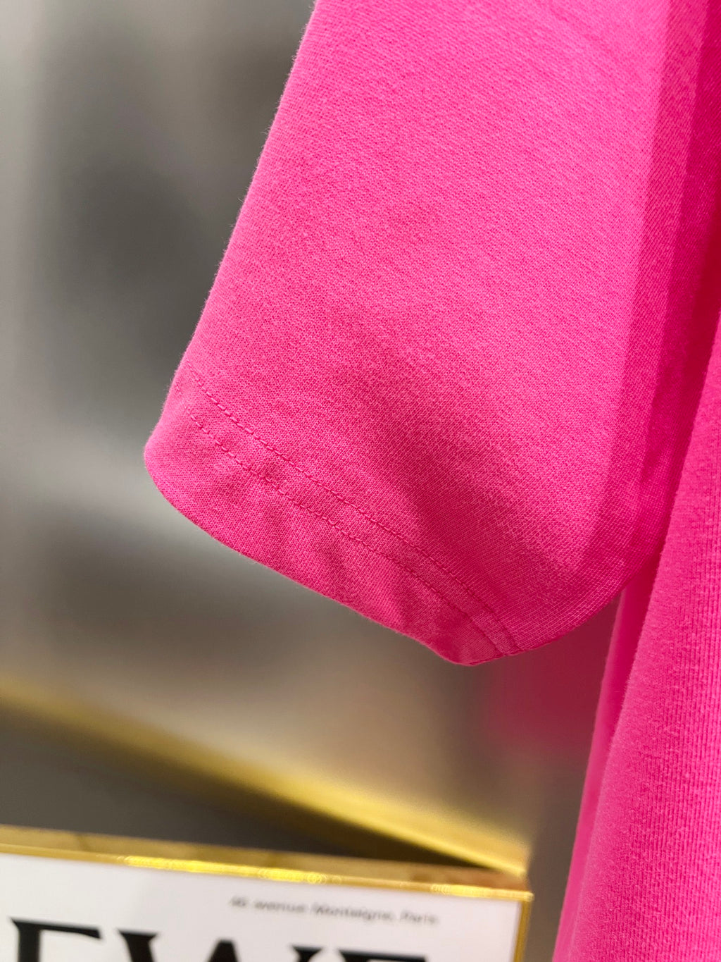 Pink short-sleeve T-shirt sleeve and hem