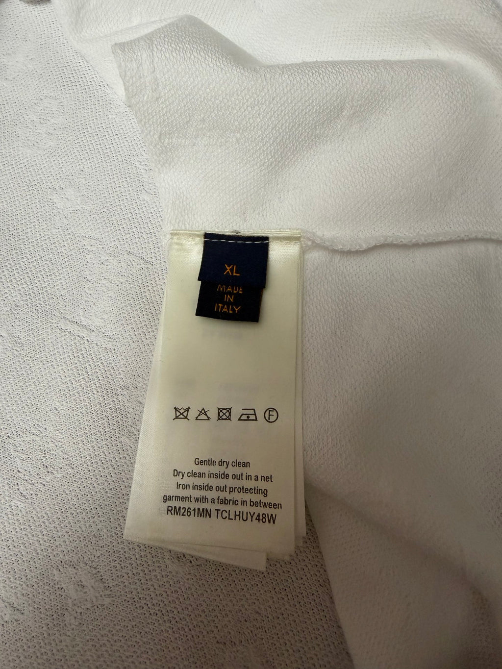 T-shirt size label: XL, Made in Italy, care instructions on inner tag