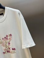 White crewneck T-shirt with floral appliqué and short sleeves