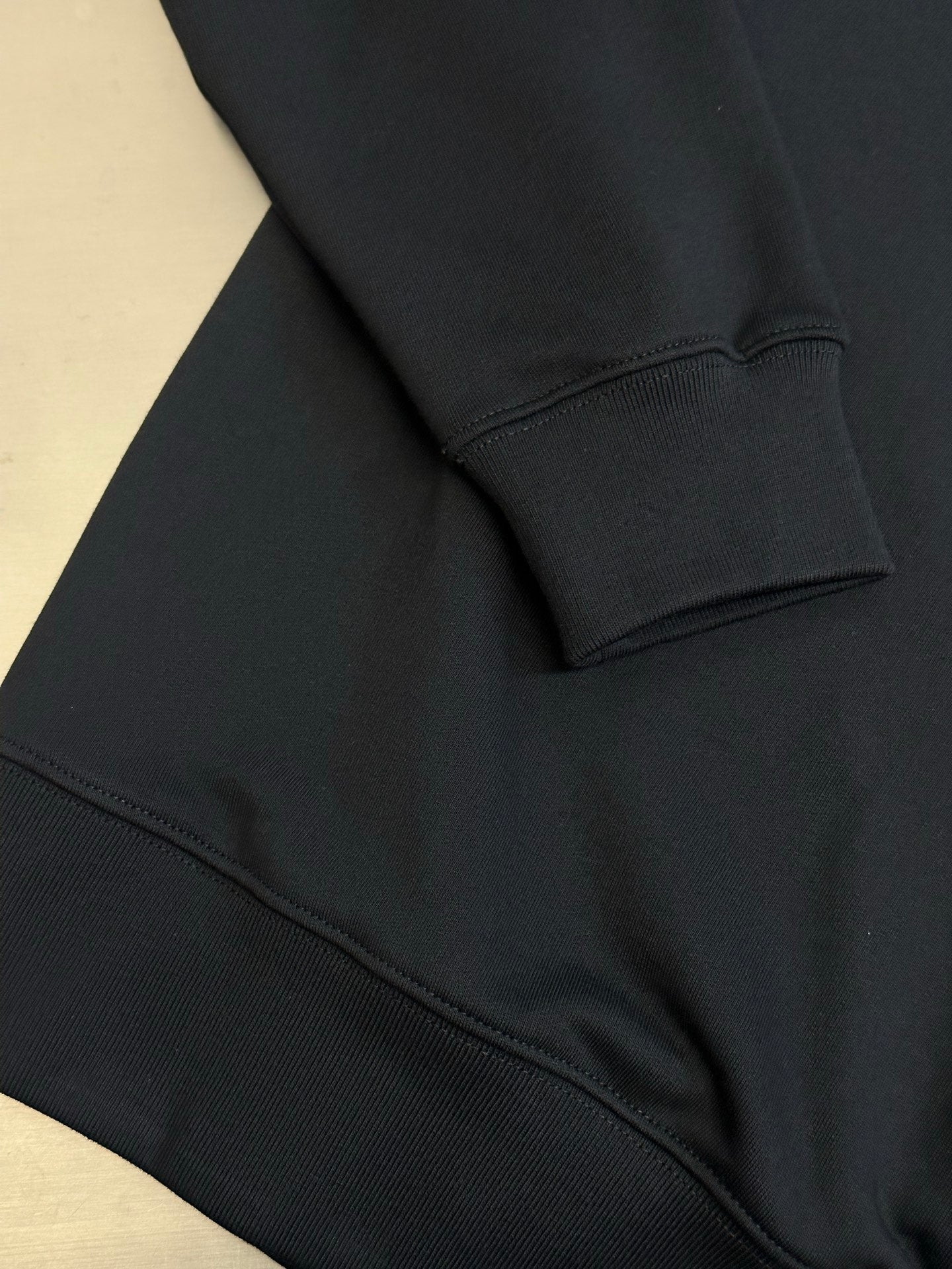 Black sweatshirt with ribbed cuff and side seam detail