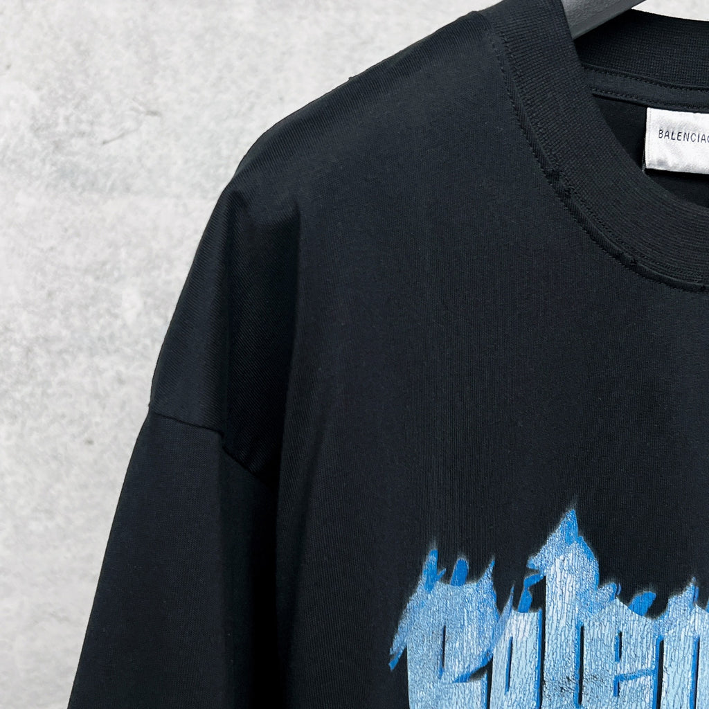 Black T-shirt shoulder seam with small inner neck tag