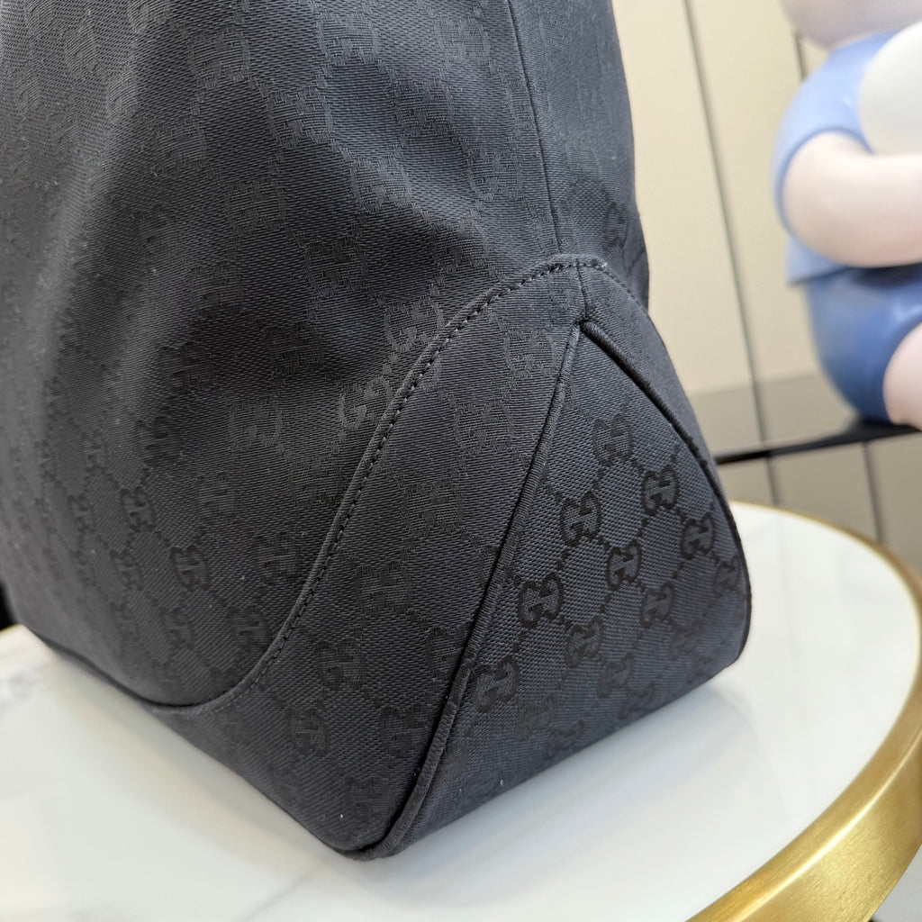 Gucci bag in dark GG monogram canvas, stitched corner seam and base.