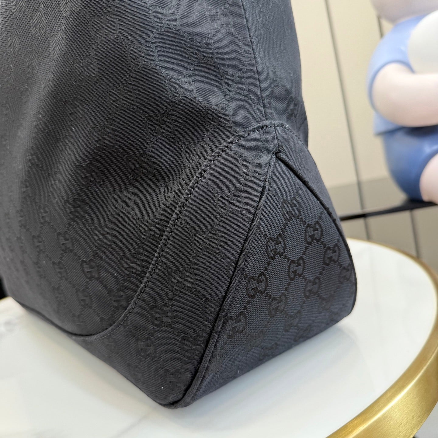 Gucci bag in dark GG monogram canvas, stitched corner seam and base.