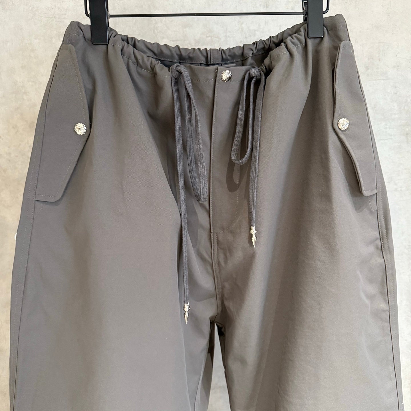 Chrome pants in dark gray with elastic waist and drawstring, side cargo pocket