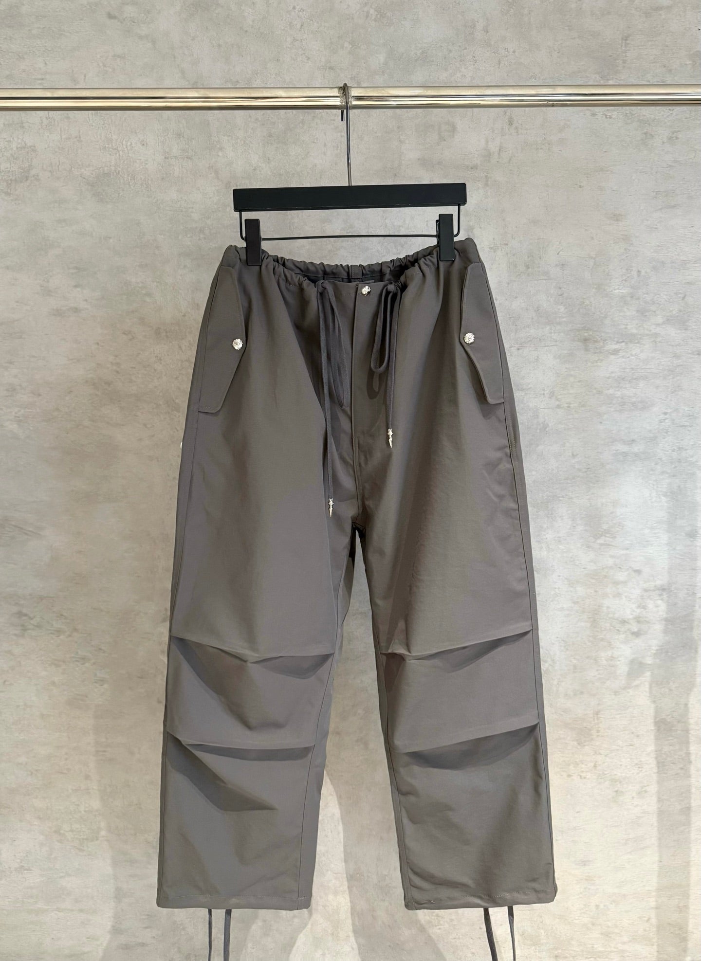Chrome pants in dark gray with elastic waist, drawstring, side cargo pockets