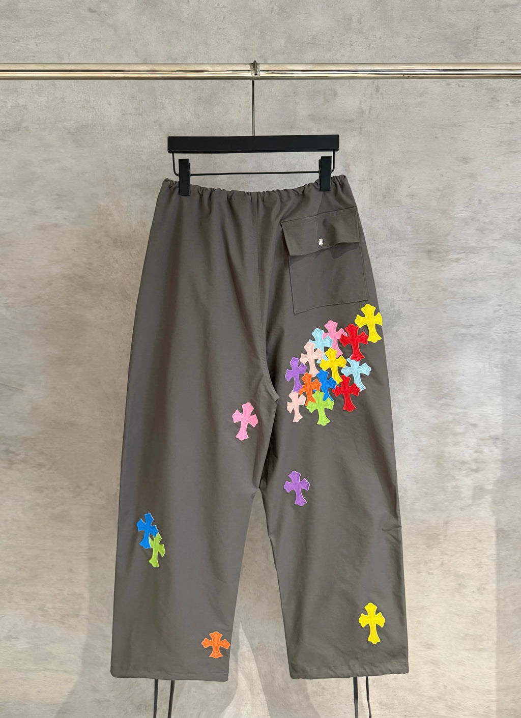 Chrome pants in dark gray with colorful cross patches and elastic waistband