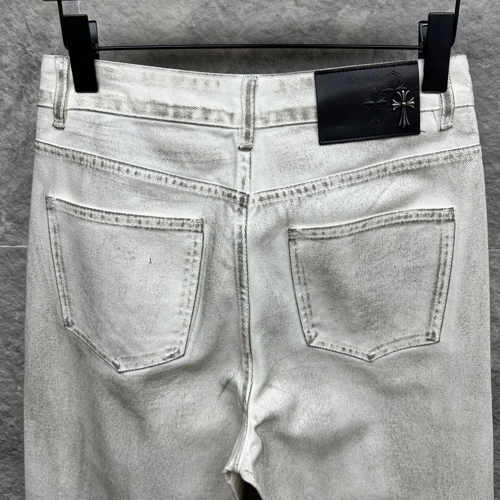 White denim pants with two back pockets and top waistband button