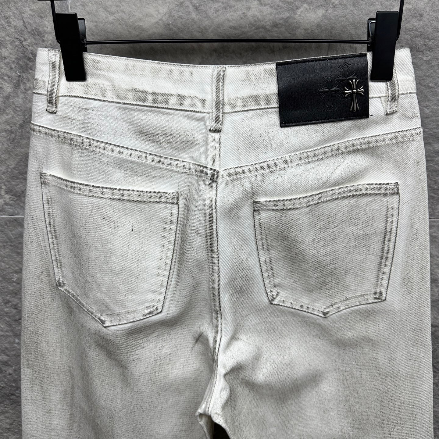 White denim pants with two back pockets and top waistband button