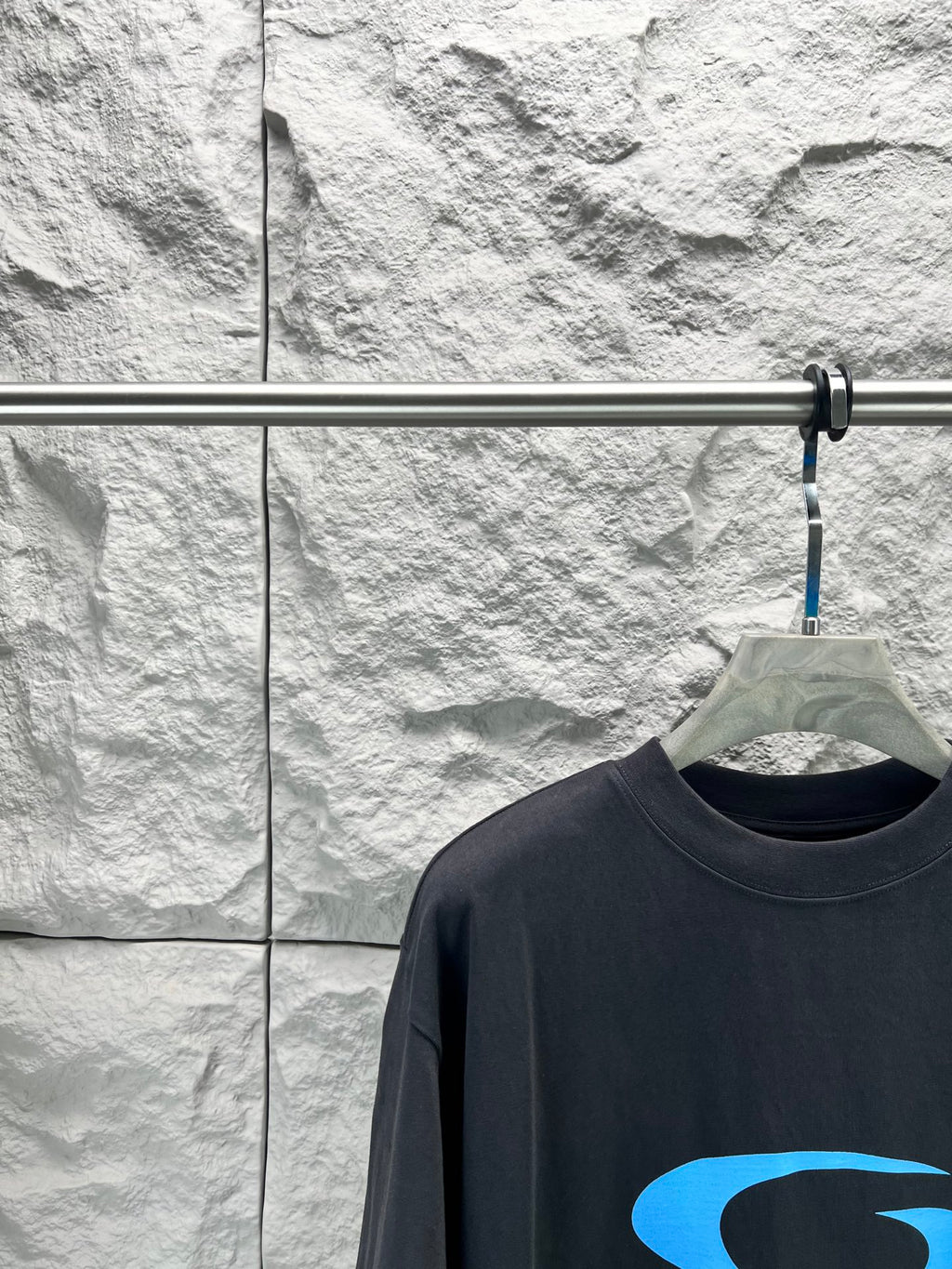 Balenciaga T-shirt dark navy, close-up of blue logo on chest