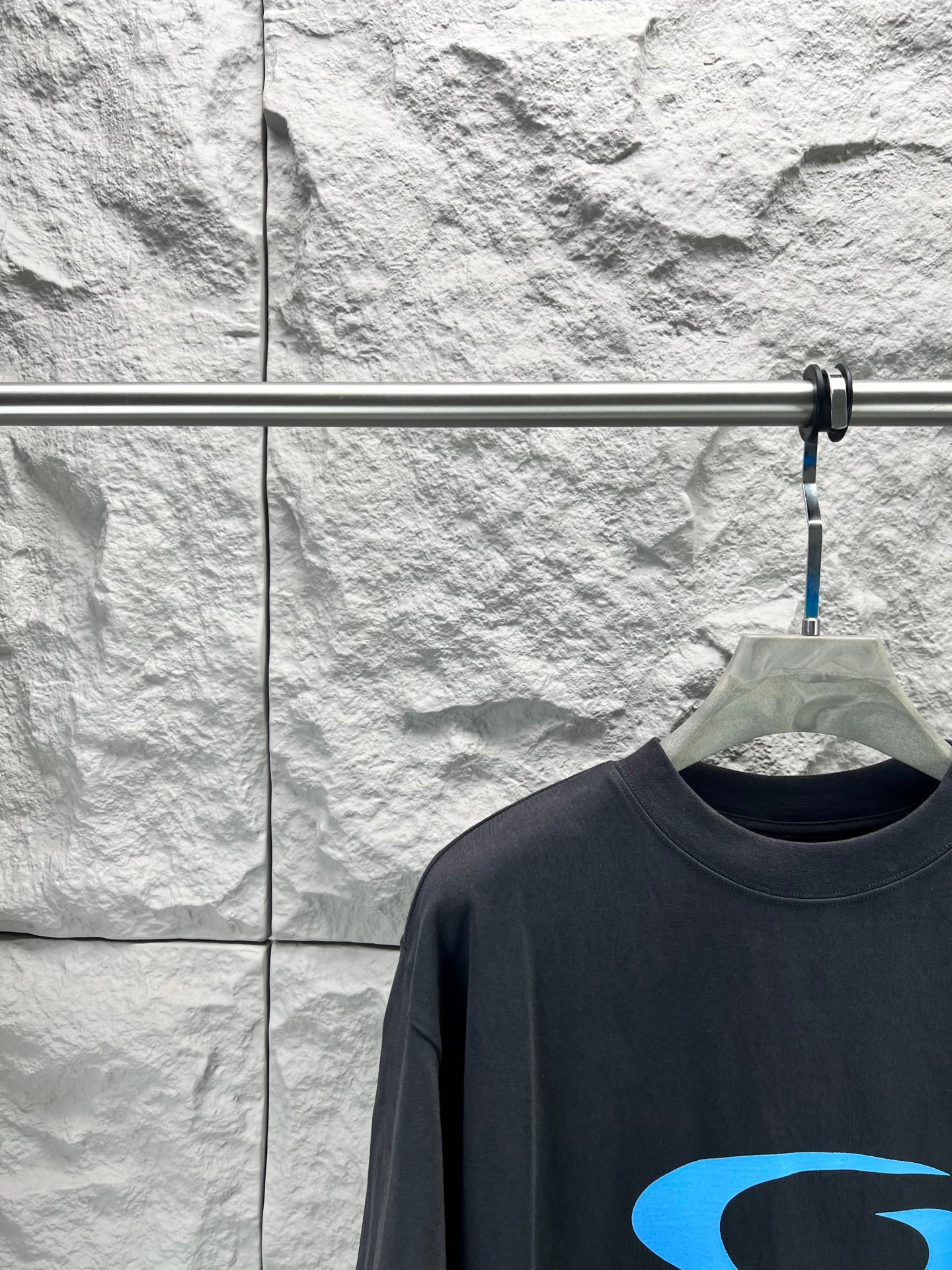 Balenciaga T-shirt dark navy, close-up of blue logo on chest