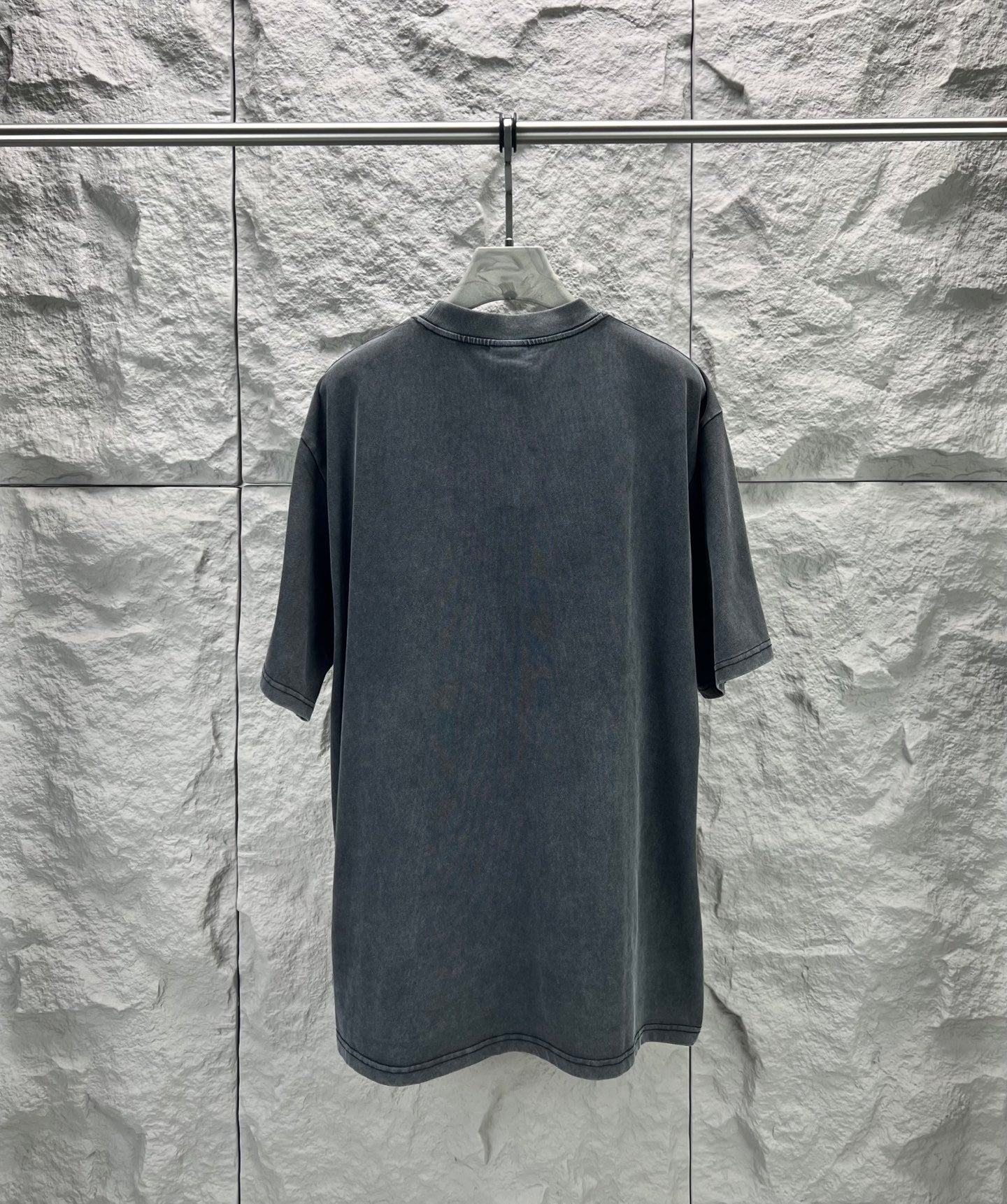 Dark short-sleeve T-shirt with crew neck and short sleeves, plain back