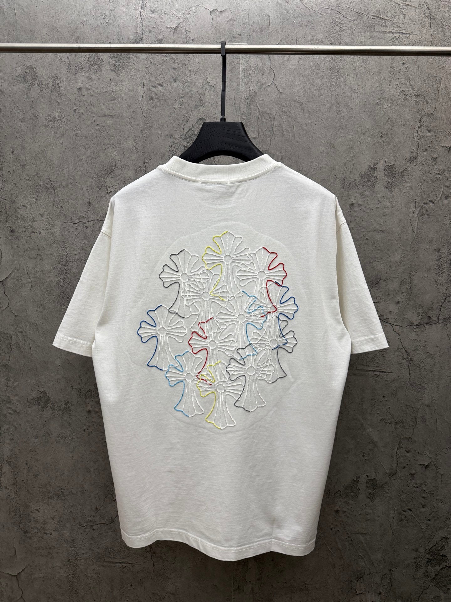White short-sleeve T-shirt with crew neck and large multicolor floral back embroidery