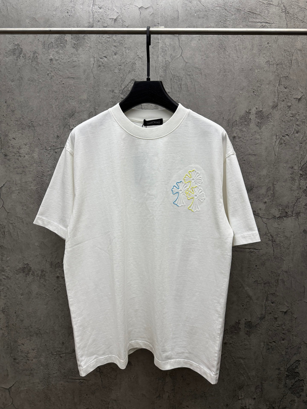 White short-sleeve T-shirt with crew neck and small multicolor floral embroidery