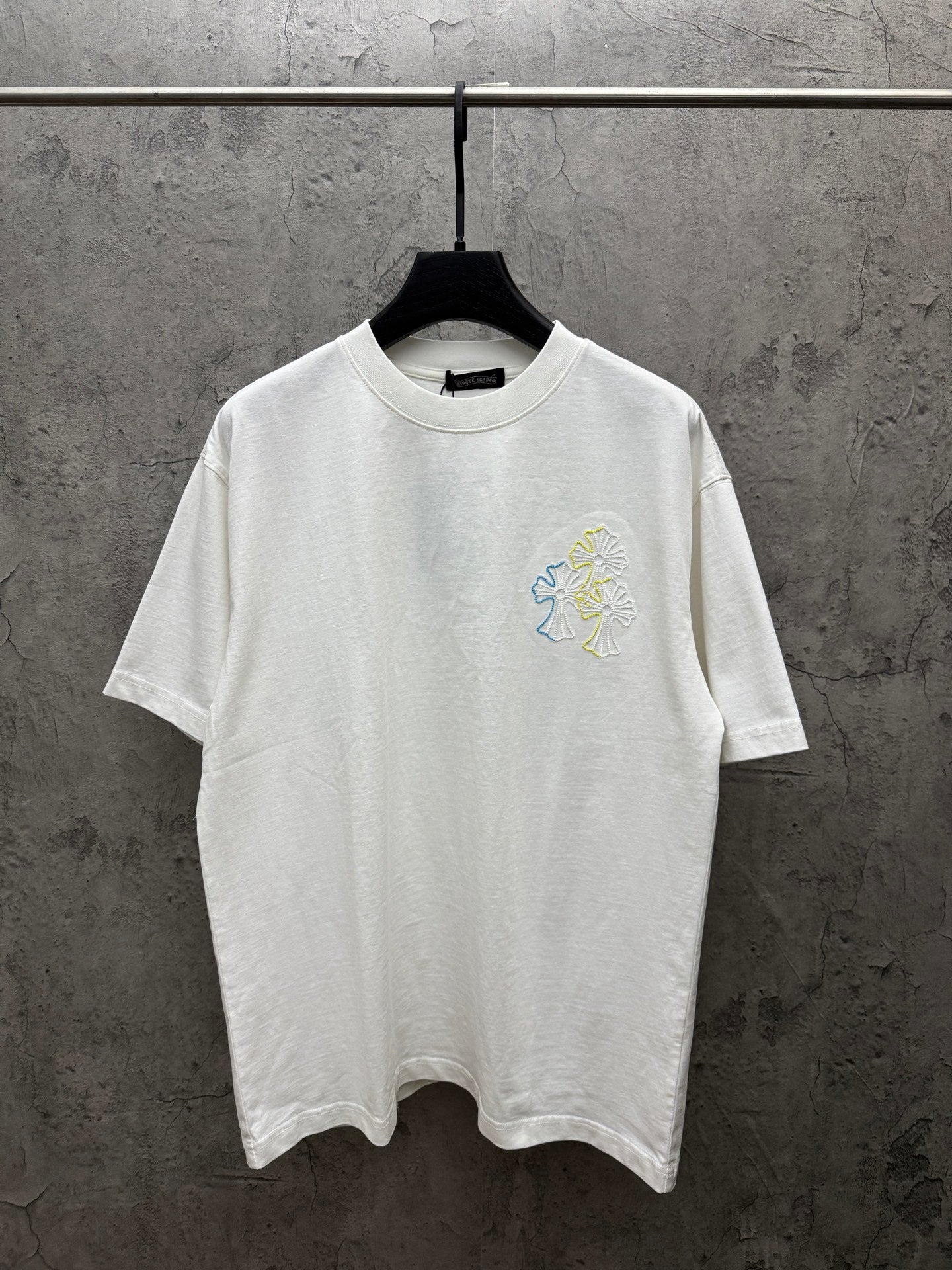 White short-sleeve T-shirt with crew neck and small multicolor floral embroidery