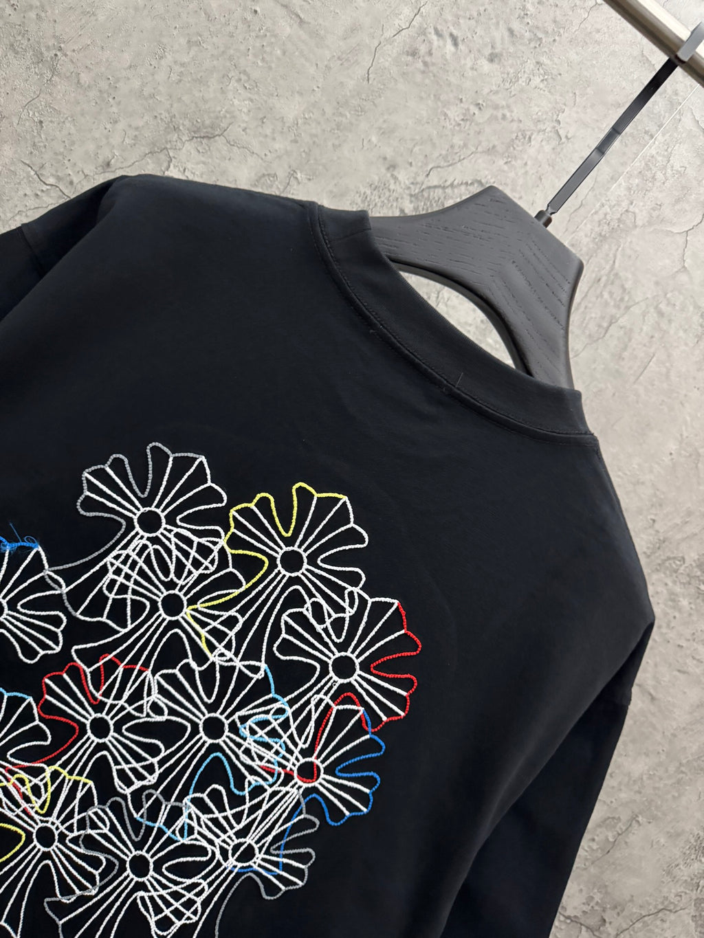 Dark navy short-sleeve T-shirt back with large multicolor floral line embroidery detail