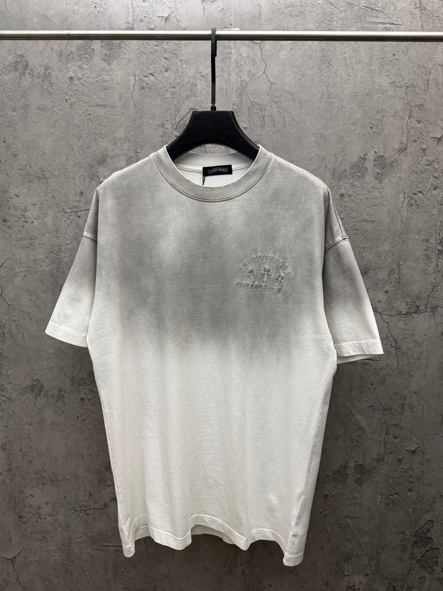 Light gray short-sleeve T-shirt with crew neck and small chest logo embroidery