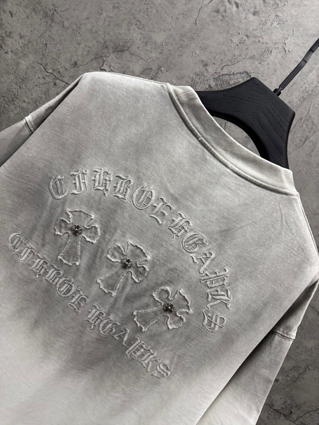Light gray short-sleeve T-shirt with large shoulder-to-chest embroidered graphic