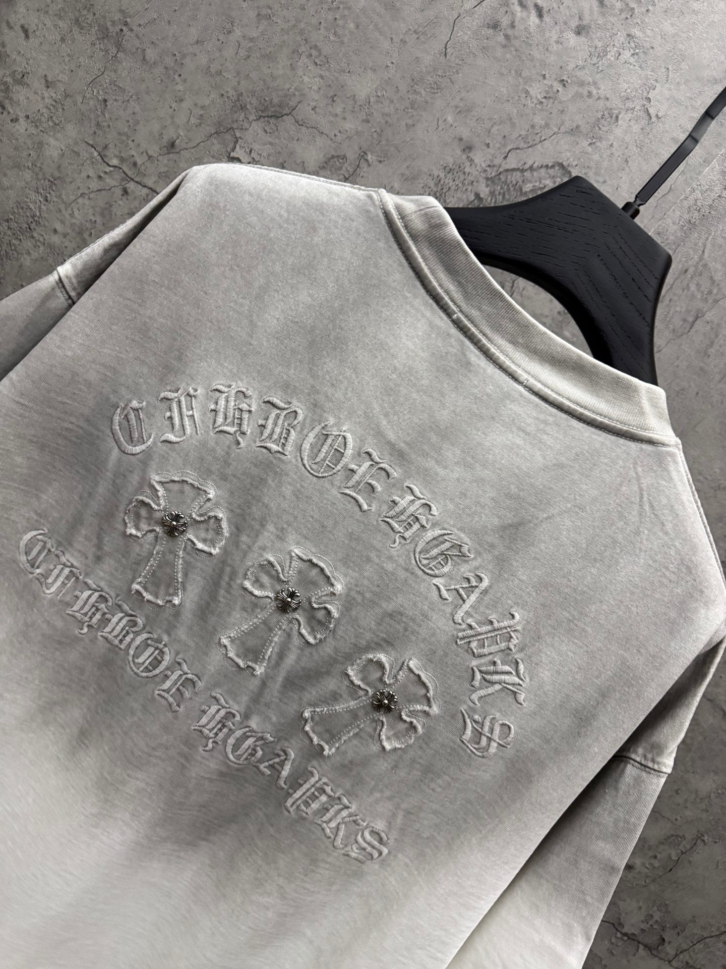 Light gray short-sleeve T-shirt with large shoulder-to-chest embroidered graphic