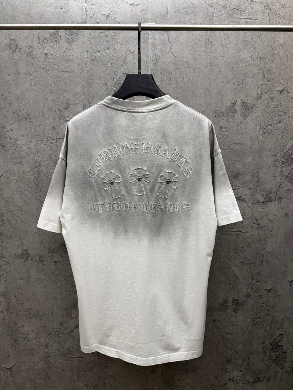 Light gray short-sleeve T-shirt with large back graphic embroidery and crew neck