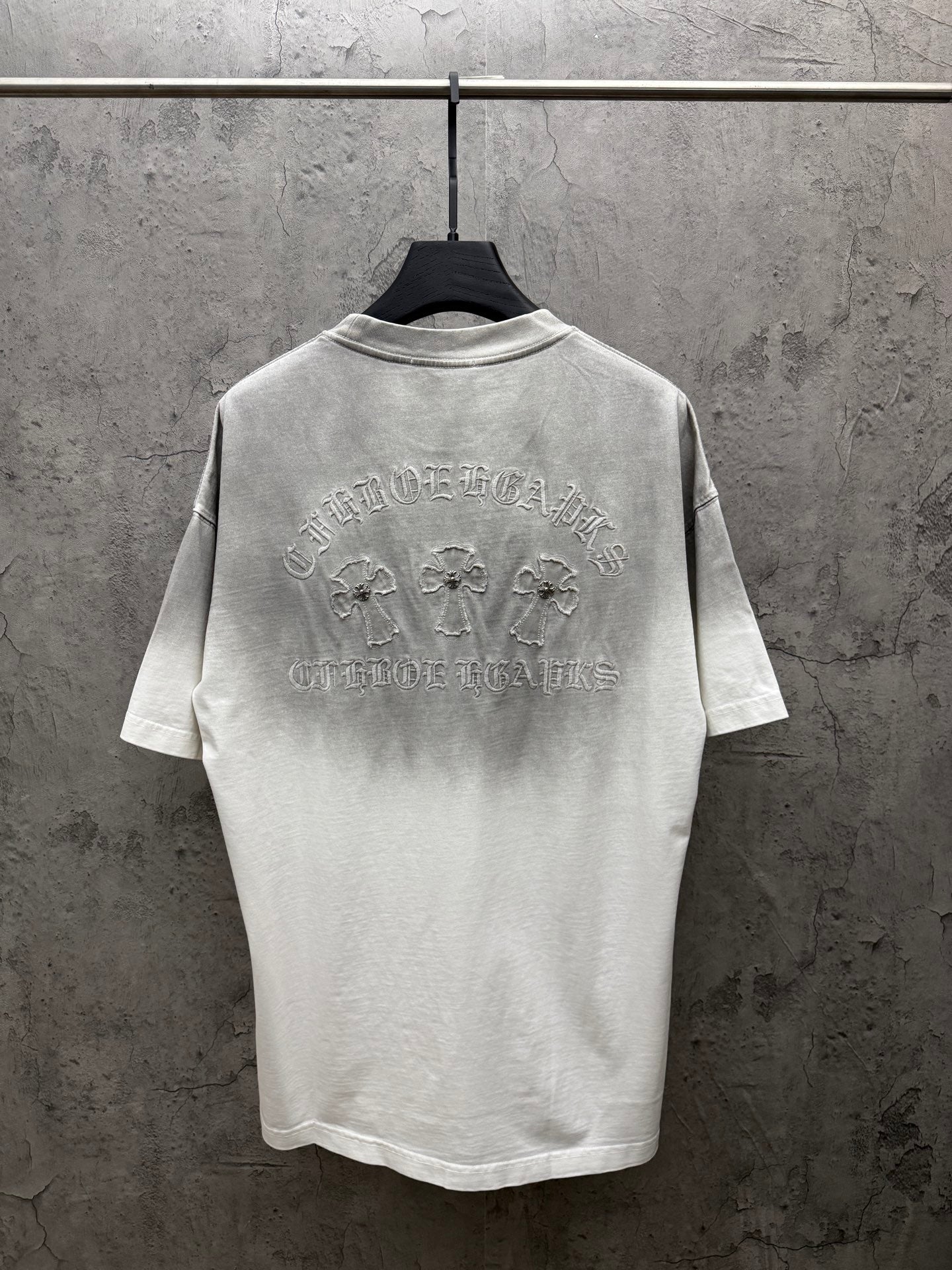 Light gray short-sleeve T-shirt with large back graphic embroidery and crew neck