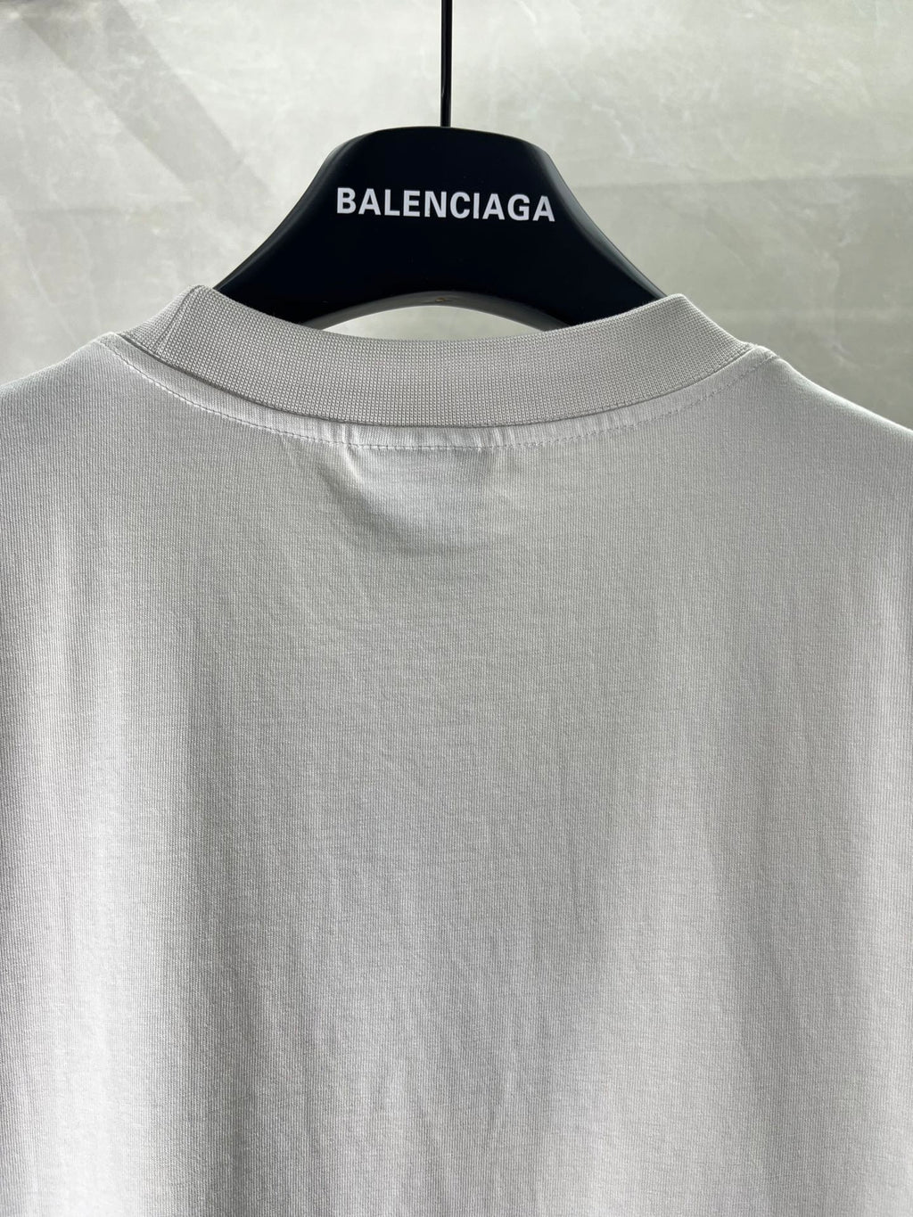 White short-sleeve T-shirt back neckline with ribbed collar