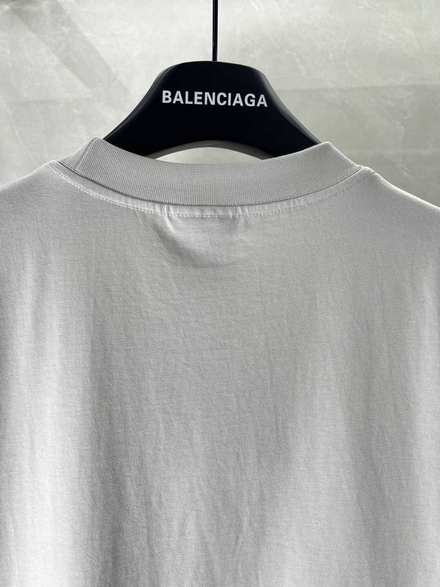 White short-sleeve T-shirt back neckline with ribbed collar