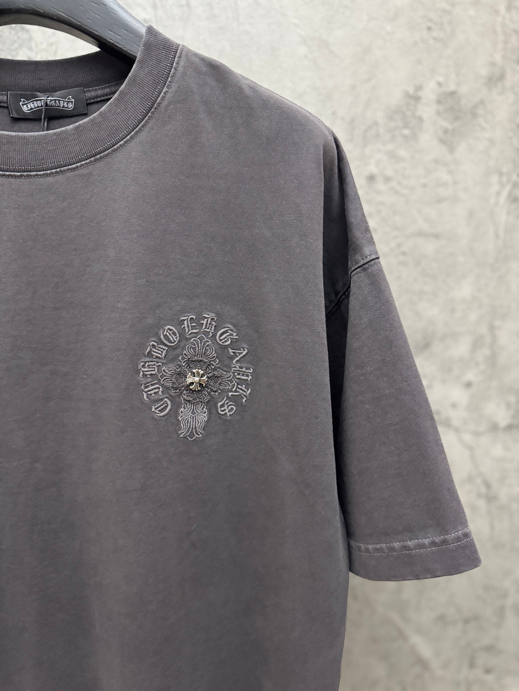 Dark gray short-sleeve T-shirt with small chest logo embroidery