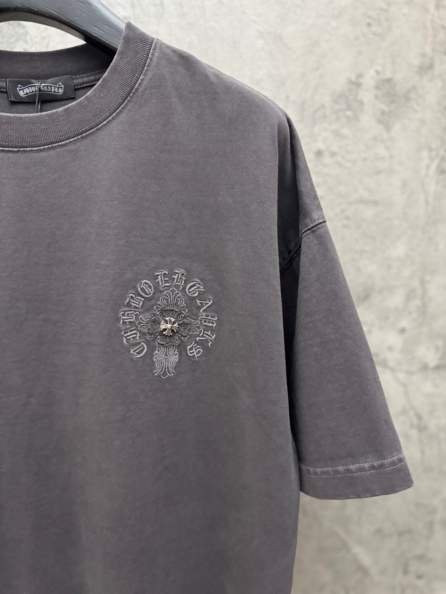 Dark gray short-sleeve T-shirt with small chest logo embroidery
