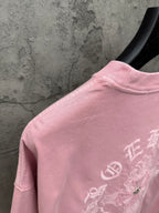 Light pink short-sleeve T-shirt back hem and embroidered graphic detail