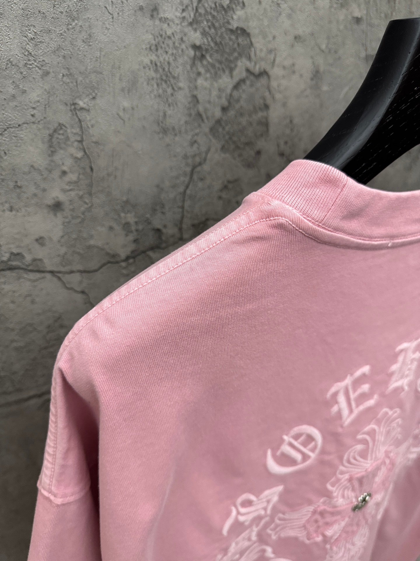 Light pink short-sleeve T-shirt back hem and embroidered graphic detail