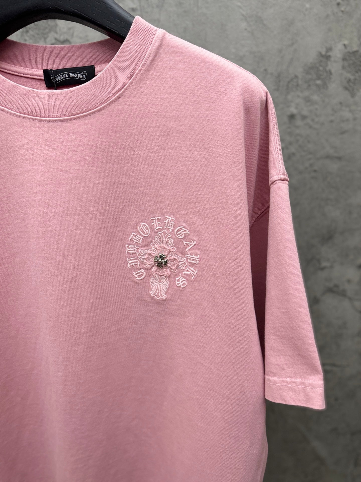 Light pink short-sleeve T-shirt with small central chest embroidery