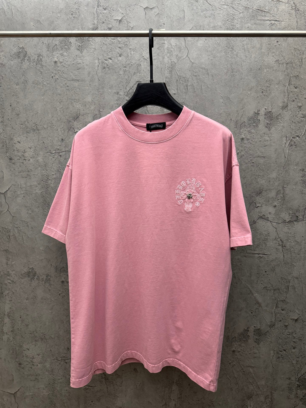 Light pink short-sleeve T-shirt with small chest floral embroidery