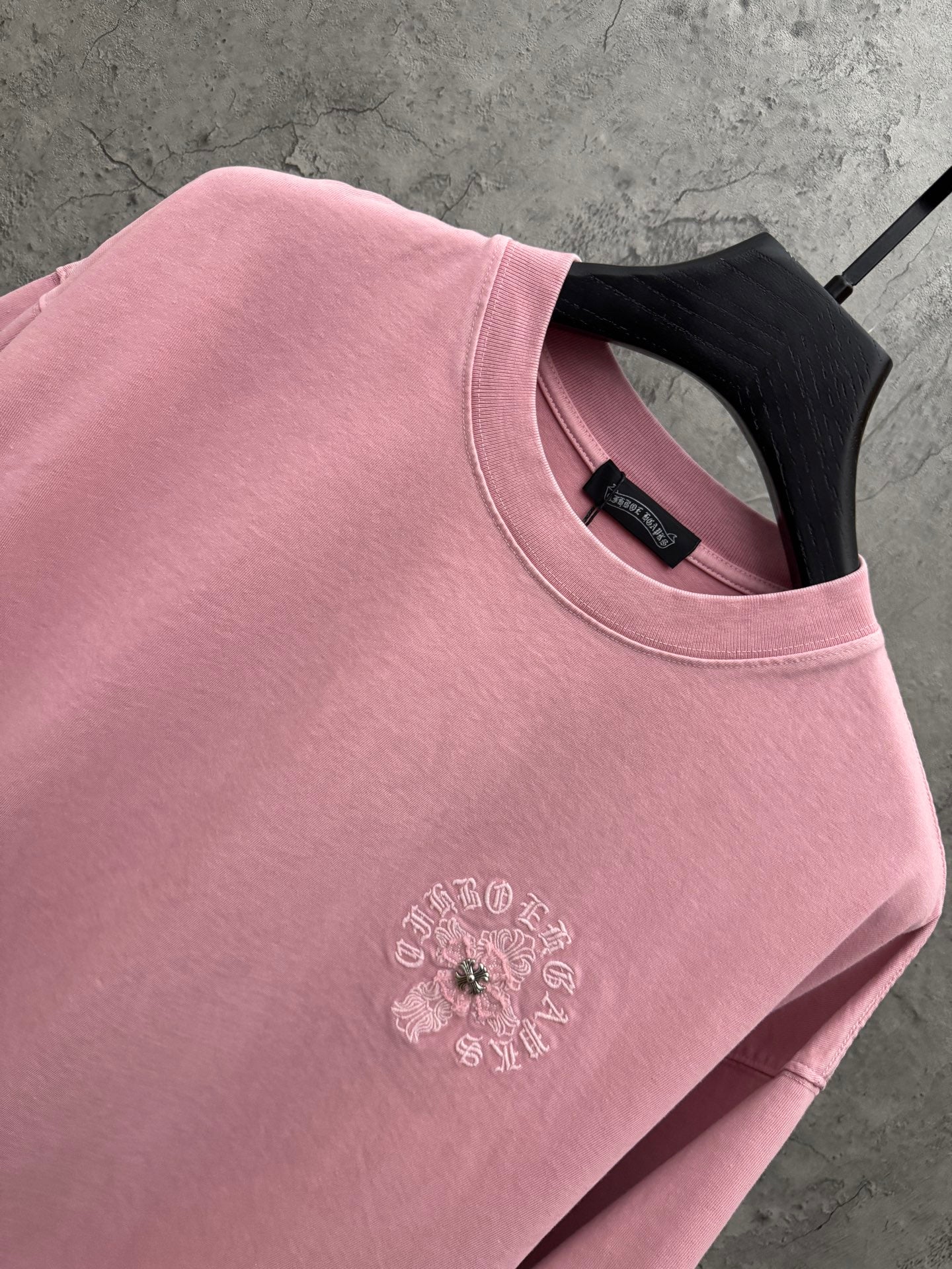 Light pink short-sleeve T-shirt neckline and chest embroidery detail
