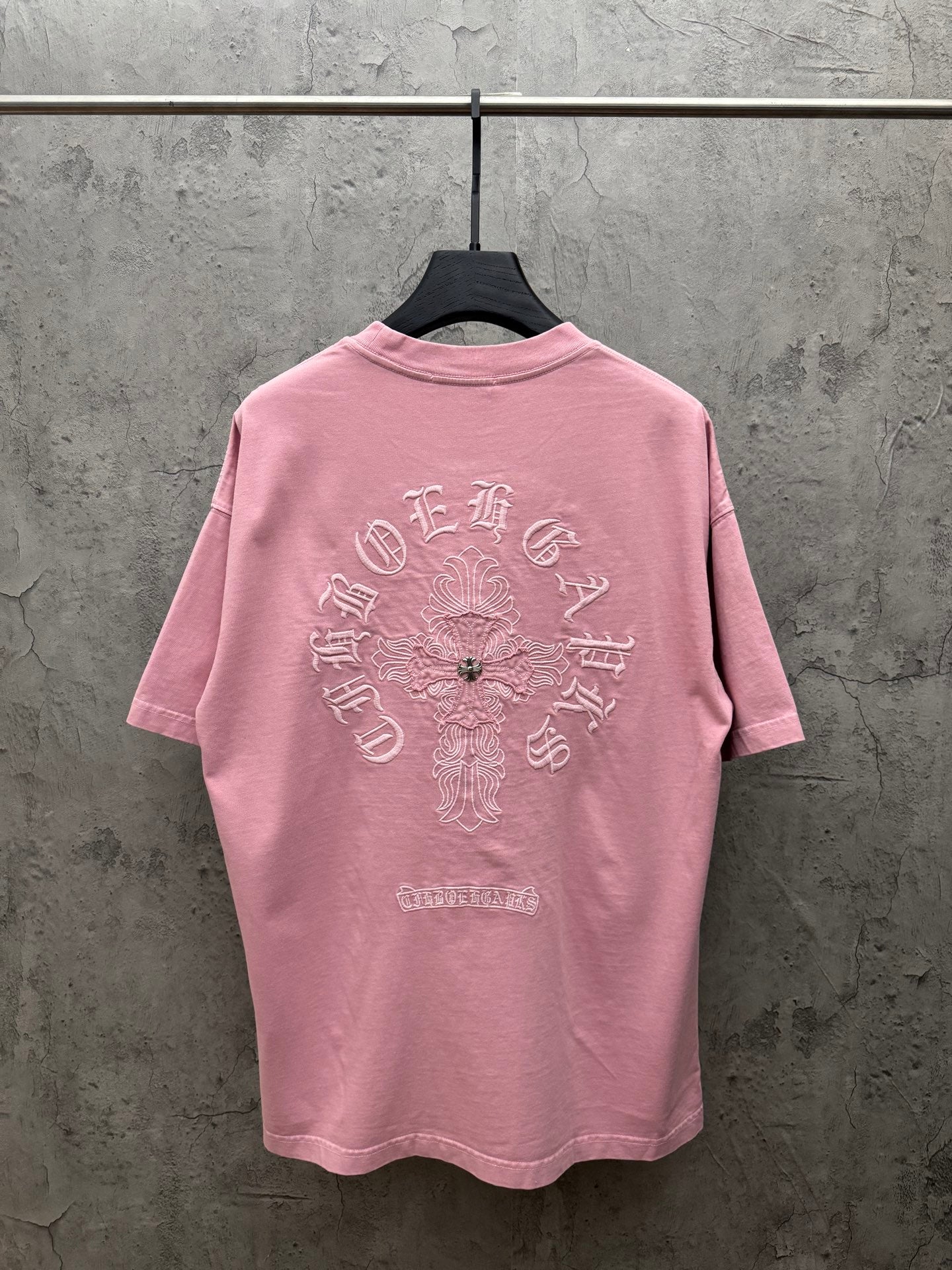 Light pink short-sleeve T-shirt with large back decorative embroidery graphic