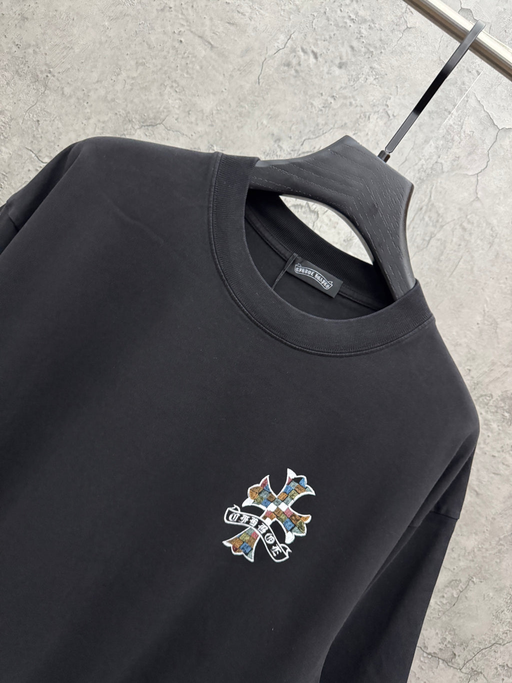 Black short-sleeve T-shirt neckline with small multicolor cross chest logo