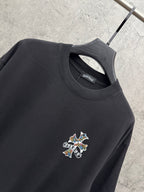 Black short-sleeve T-shirt neckline with small multicolor cross chest logo
