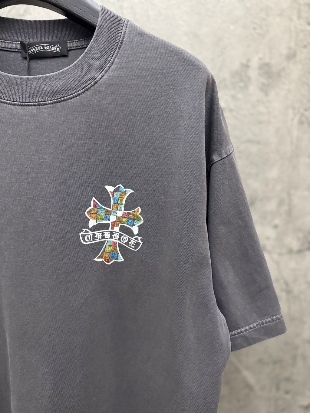 Dark gray short-sleeve T-shirt with small multicolor cross logo and ribbed collar