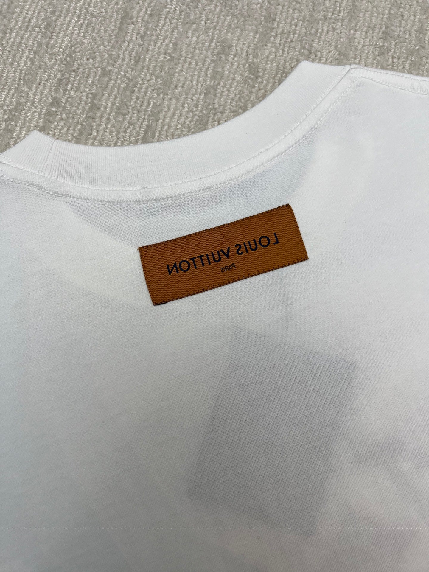 White T-shirt back collar with brown brand label