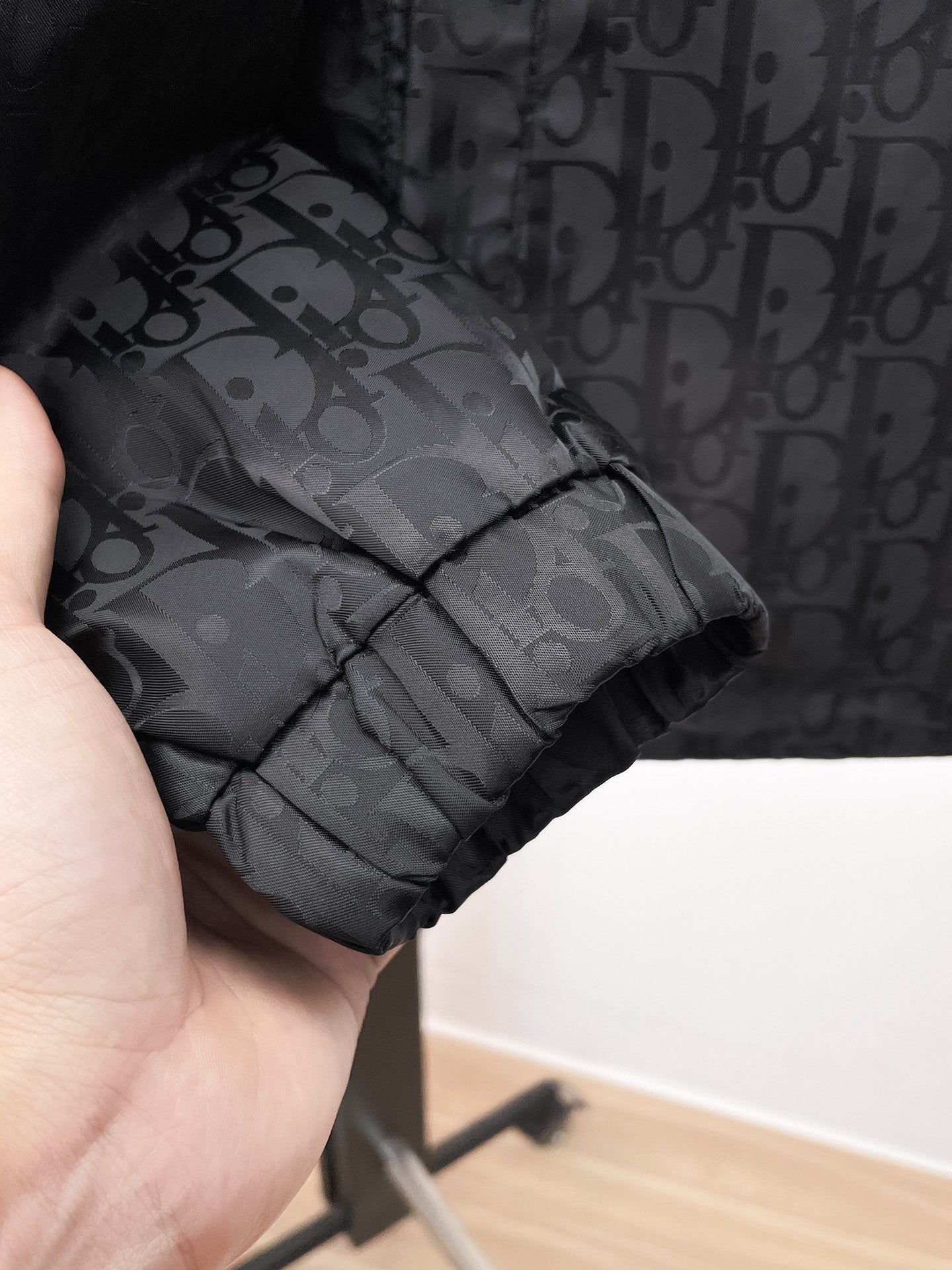 Long Dior monogram puffer jacket sleeve, quilted black cuff with stitching
