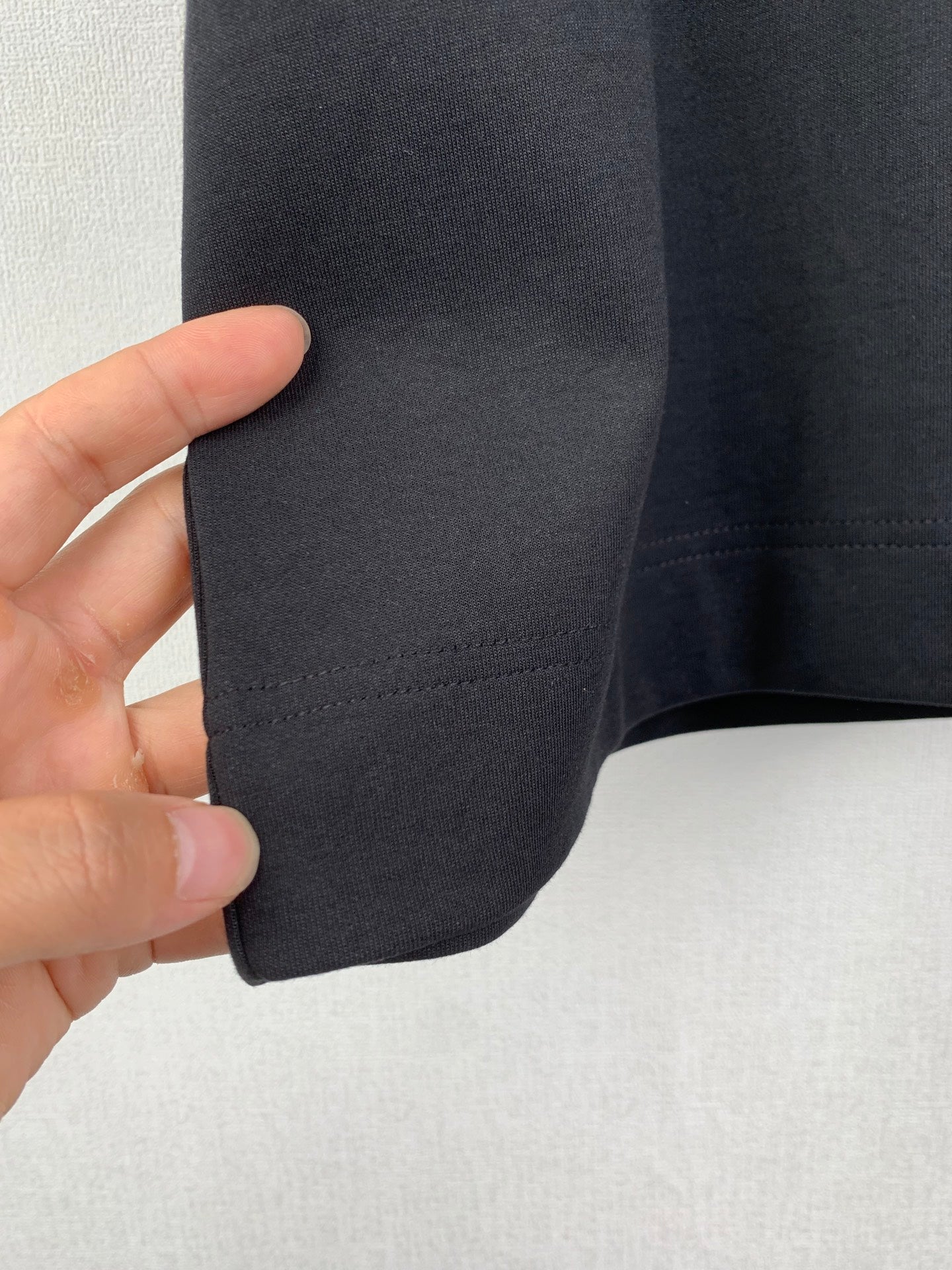 Black short-sleeve T-shirt sleeve cuff seam detail