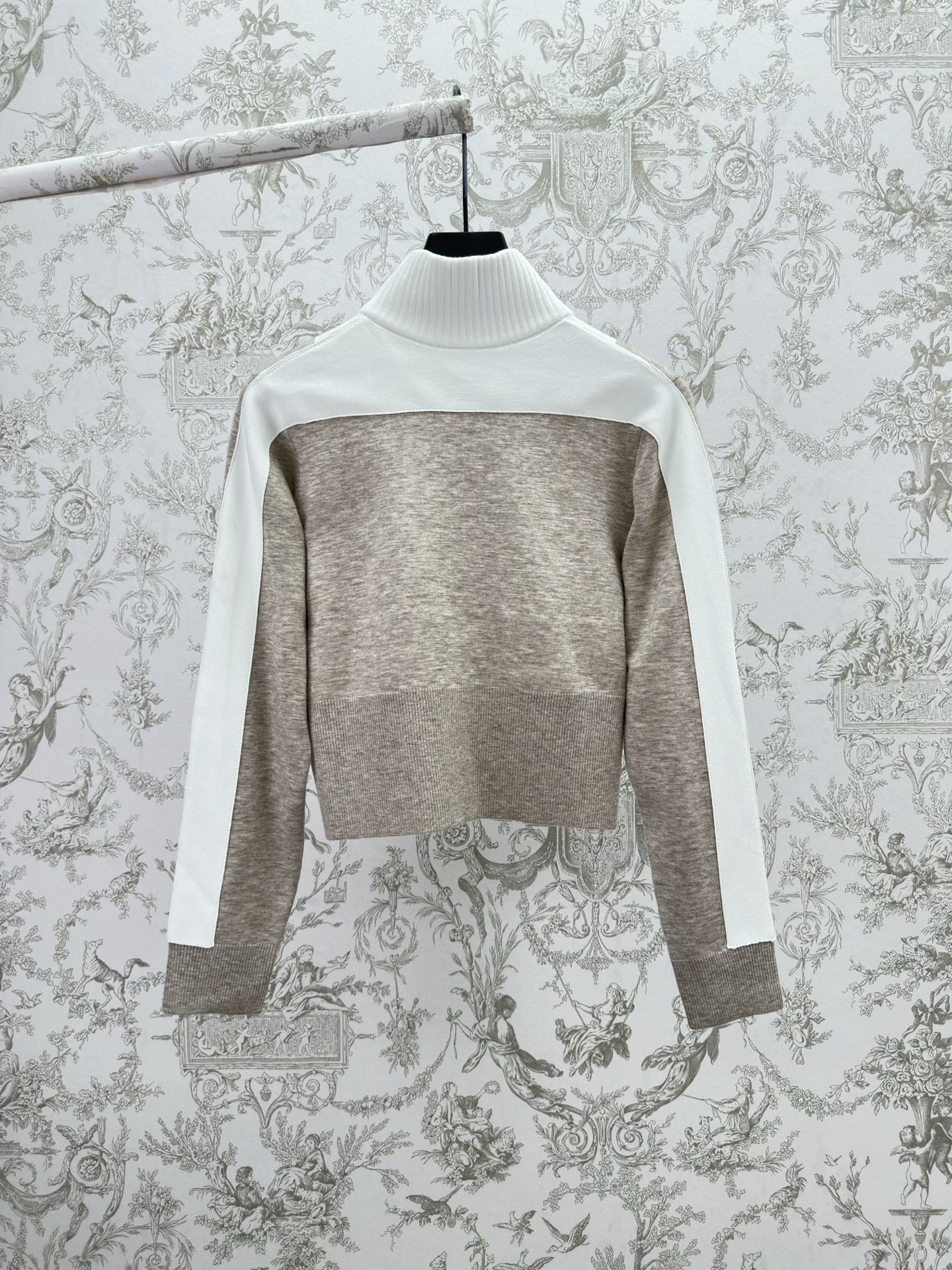 Long-sleeve zip sweater, white upper back and heather gray body with gold zipper