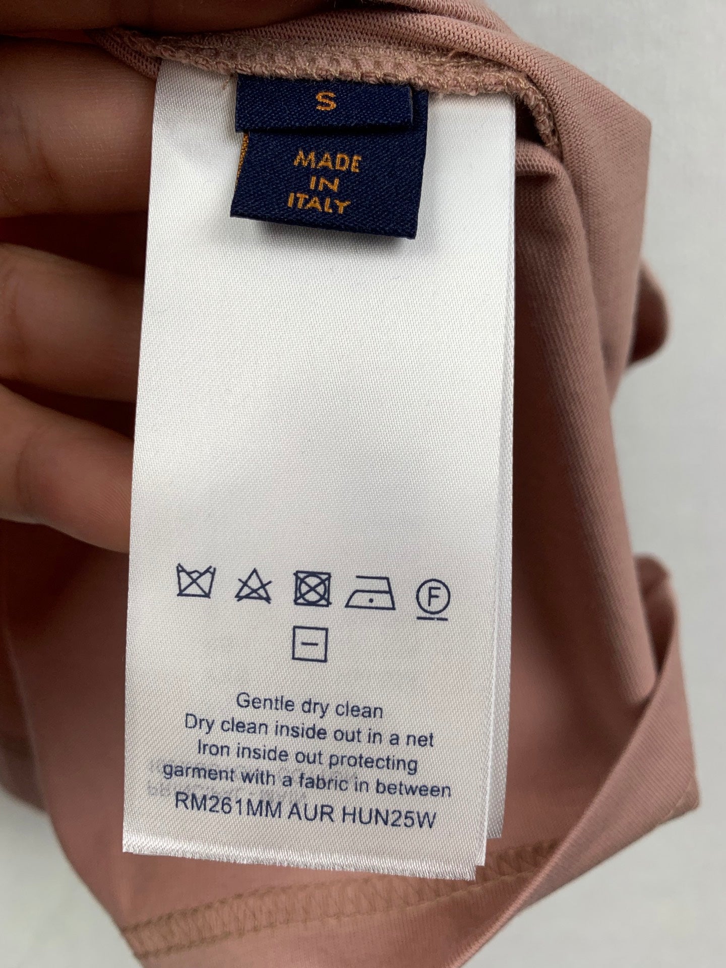 Dusty pink T-shirt inside care label: made in Italy and dry clean info