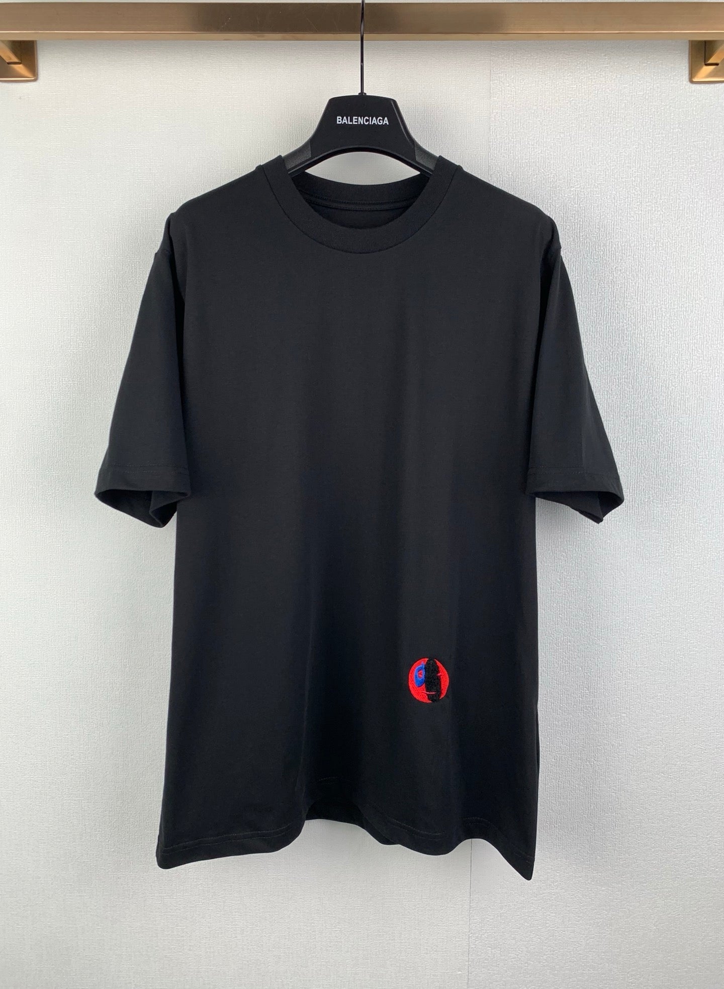 Short-sleeve crewneck T-shirt in dark charcoal with small chest logo graphic