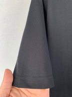 T-shirt hem with double-stitched bottom edge in dark charcoal